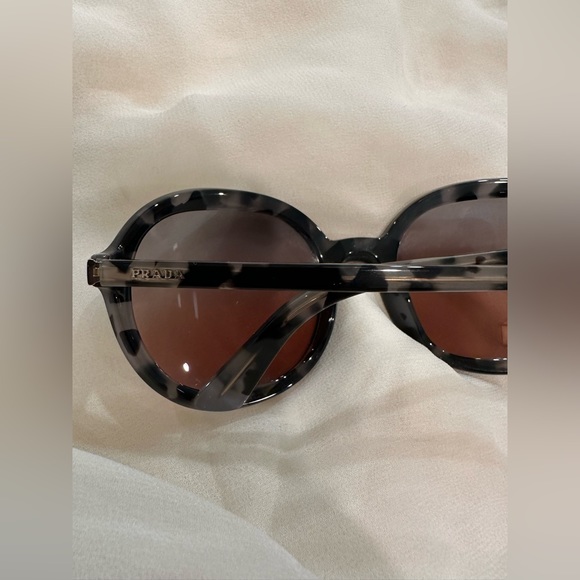 Prada sunglasses excellent condition no scratches - Picture 6 of 12